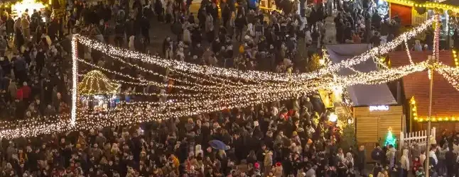 Târgul de Crăciun București 2025 luminile se aprind concertele încep, iar Piața Constituției devine centrul bucuriei