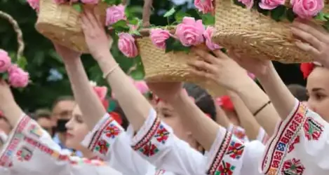 Festivalul Trandafirilor Kazanlak 2026 Bulgaria prpgram cu parada cules de trandafiri si gastronomie locală